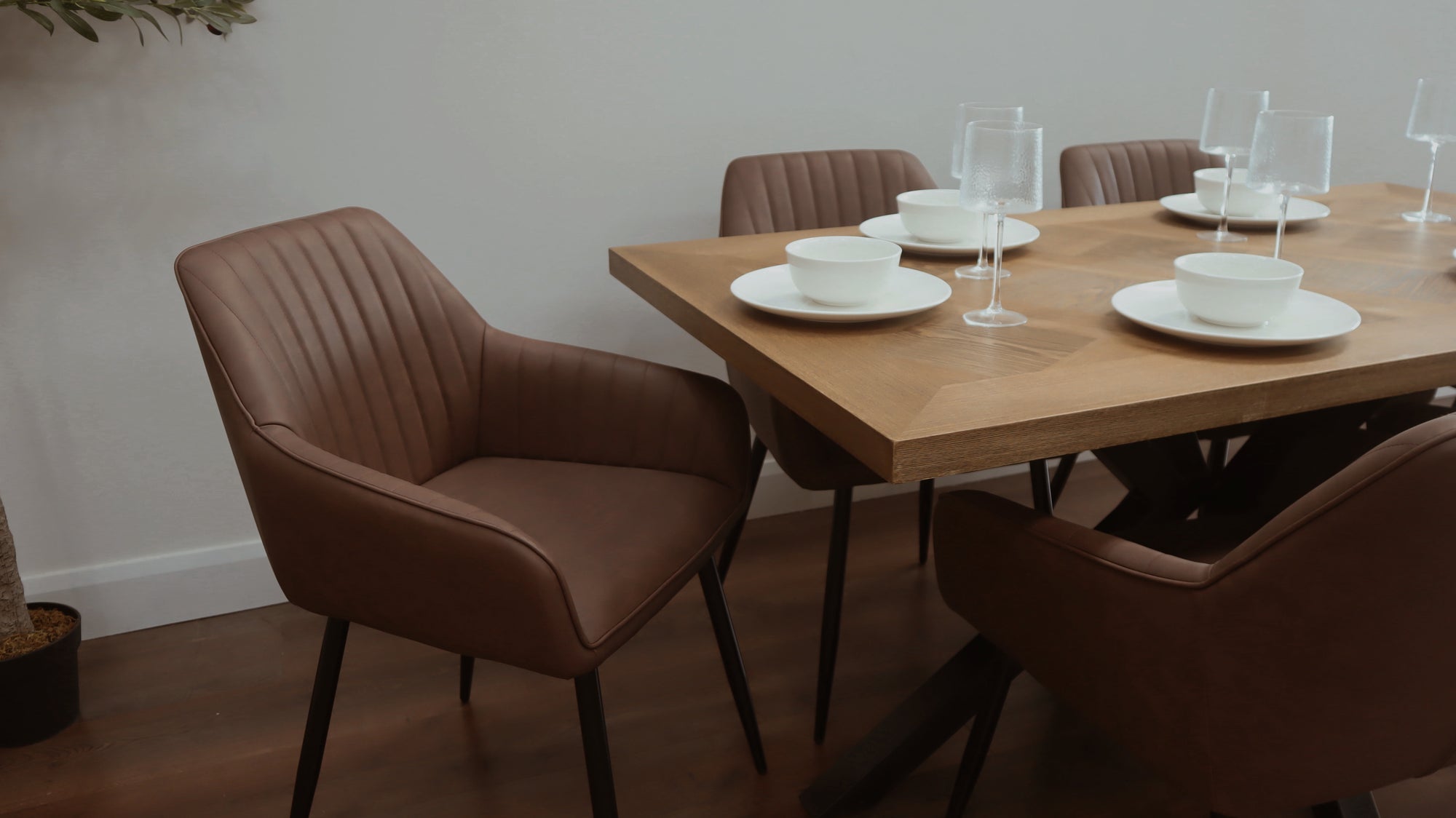 Hugo 1.6m Medium Oak Veneer+ 6 EZ Brown PU Chairs