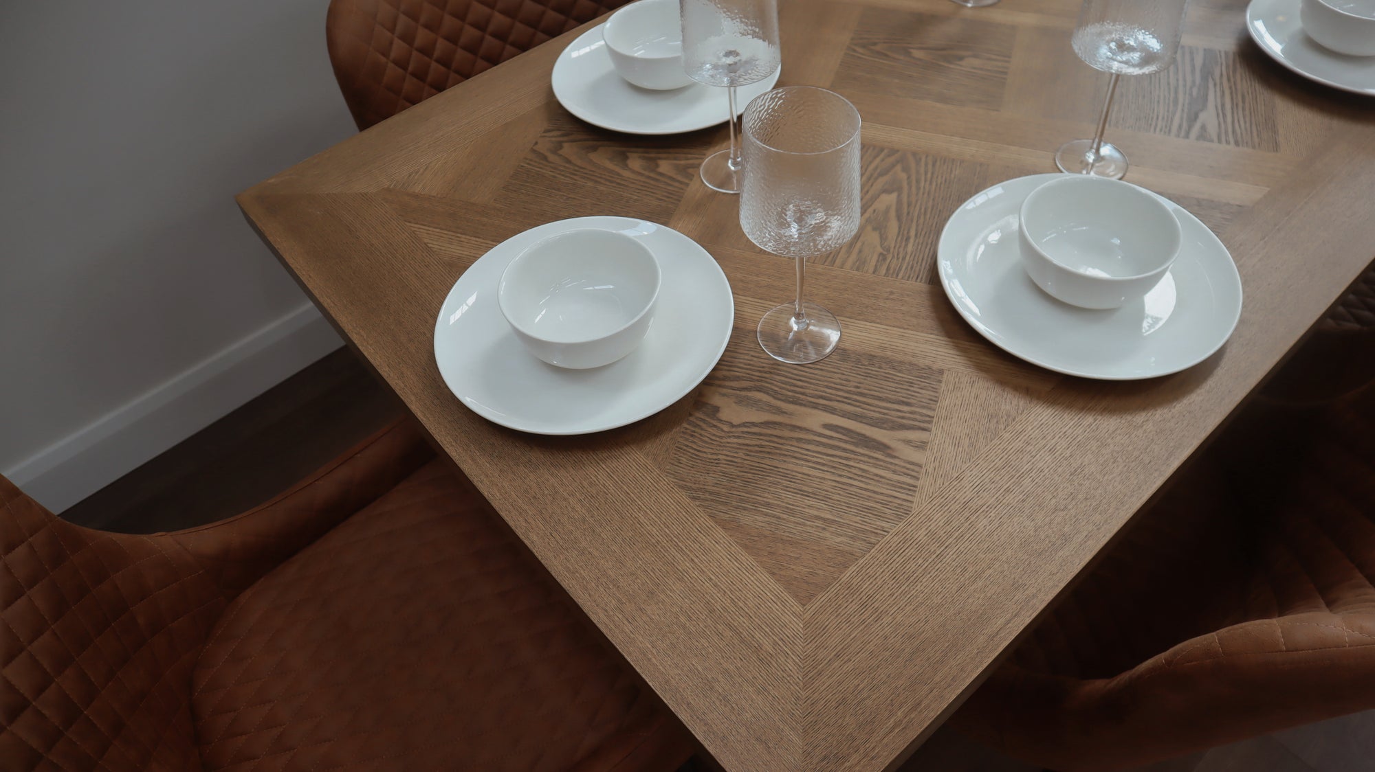 Hugo 1.6m Medium Oak Veneer+ 6 Diamond Tan Suede Chairs