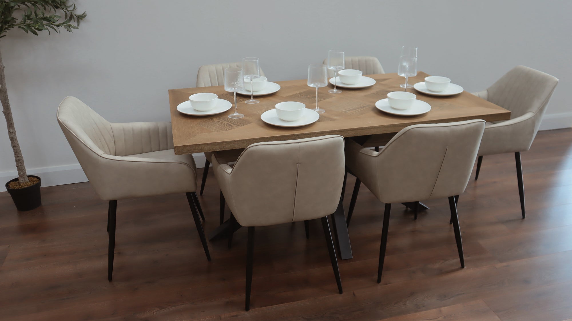 Hugo 1.6m Medium Oak Veneer+ 6 EZ Taupe PU Chairs