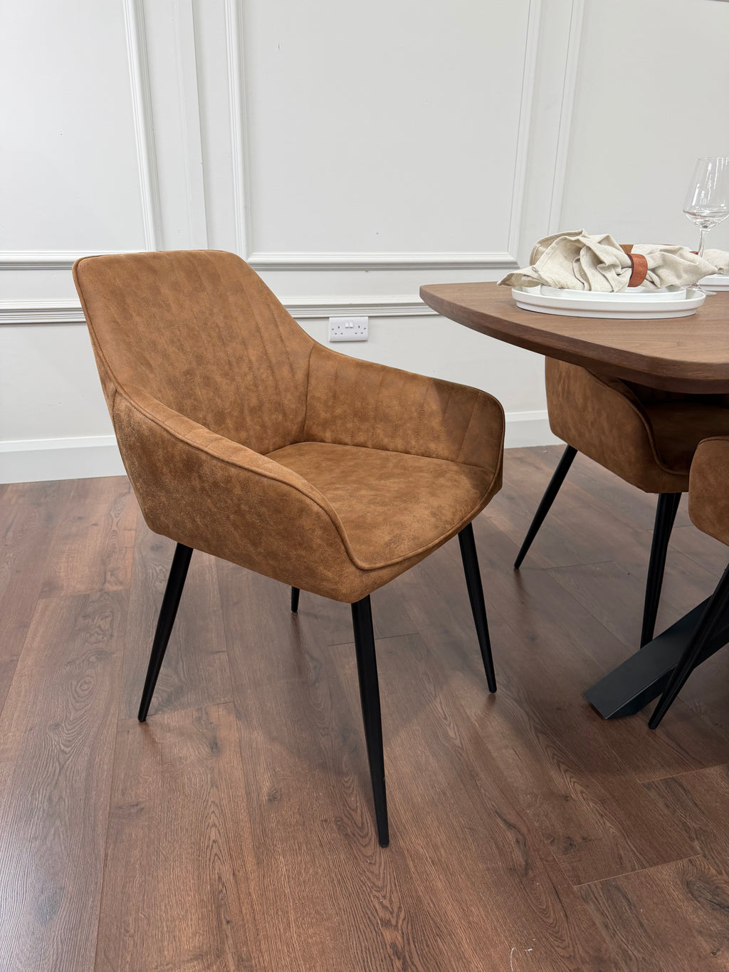 New York walnut extending dining table with 6 EZ tan suede chairs - photo 3