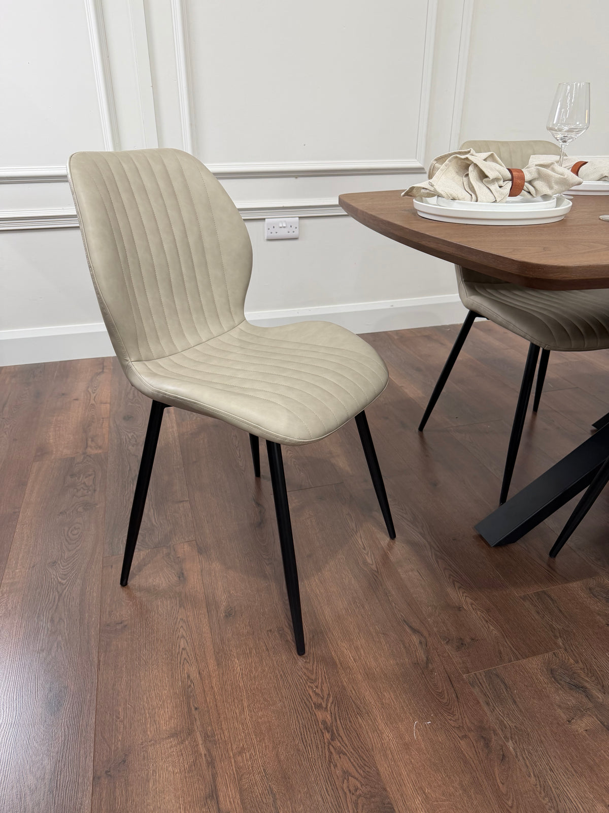 New York walnut extending dining table with 6 Lyra taupe PU chairs - photo 5