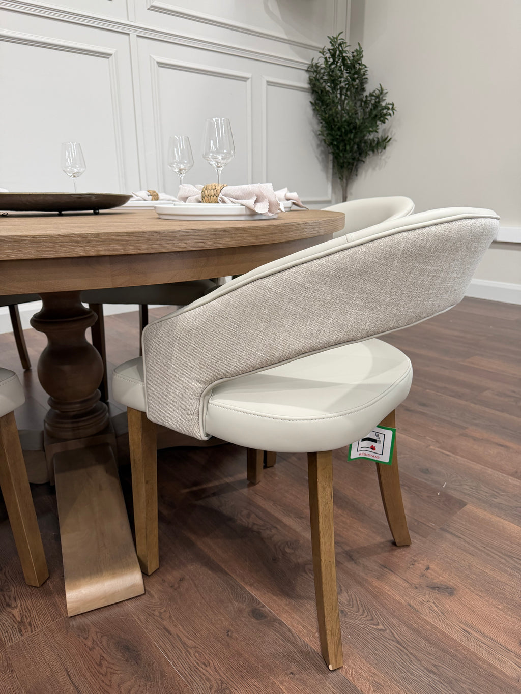 Westbury 1.55m round oak dining table with 6 Willow cream chairs - photo 3