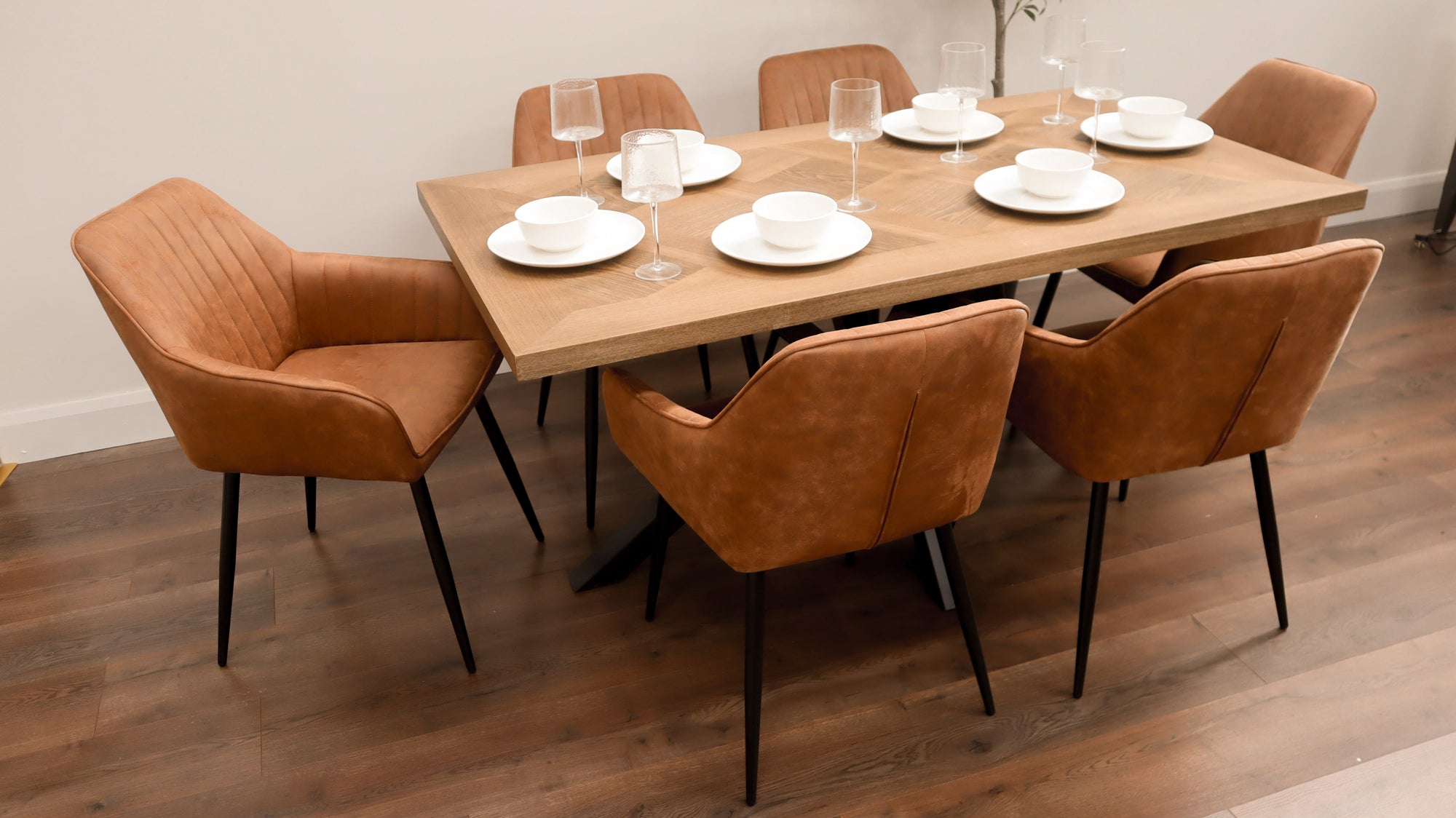 Hugo 1.6m Medium Oak Veneer+ 6 EZ Tan Suede Chairs