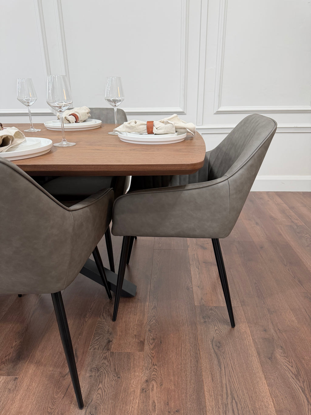 New York walnut extending dining table with 6 EZ grey PU chairs - photo 3
