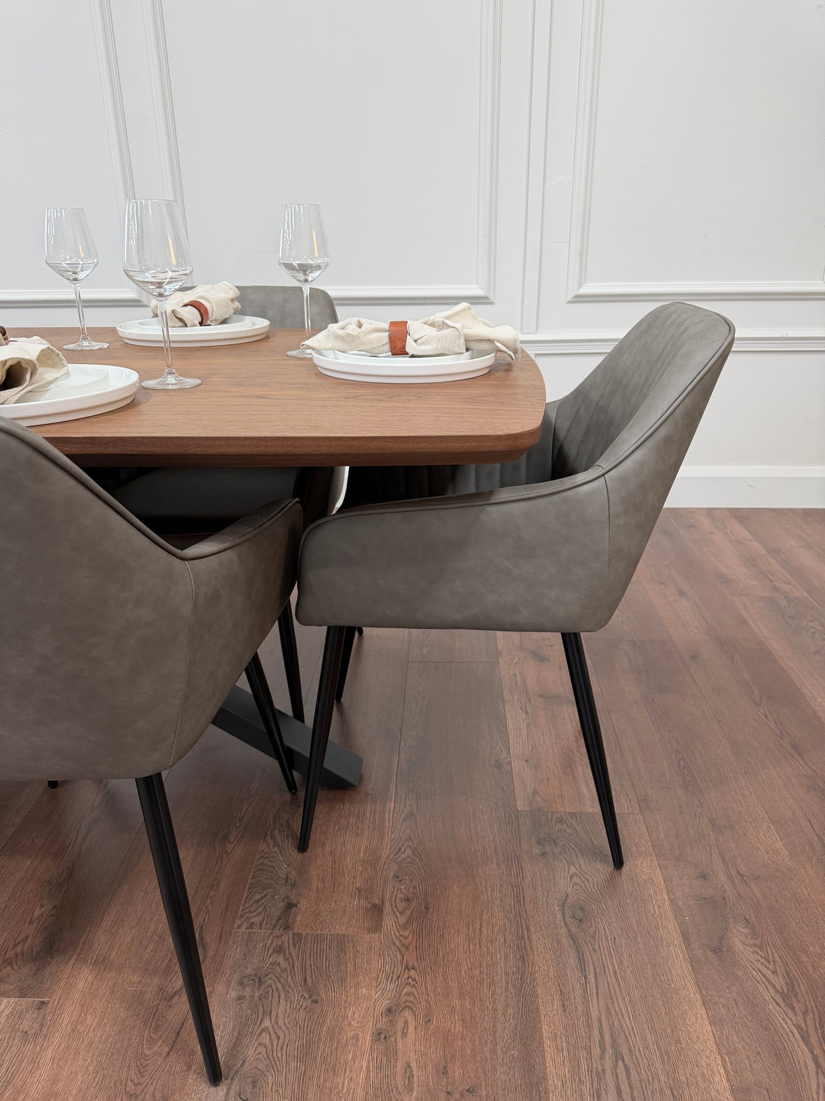 New York walnut extending dining table with 6 EZ grey PU chairs - photo 3