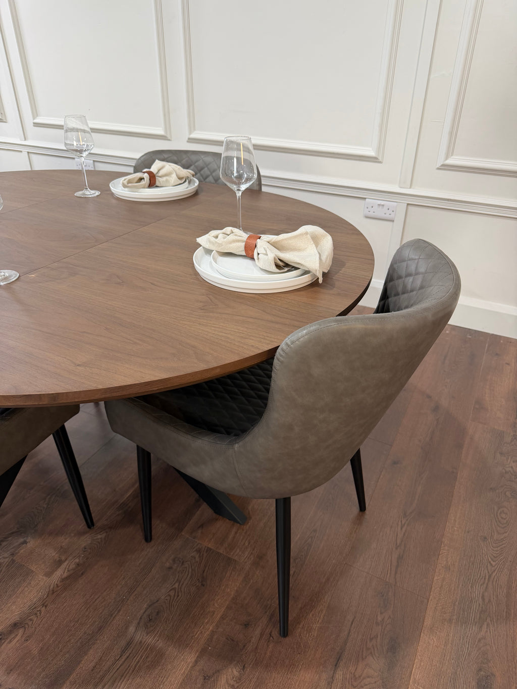 New York dark oak round extending dining table with 4 Diamond grey PU chairs - photo 5
