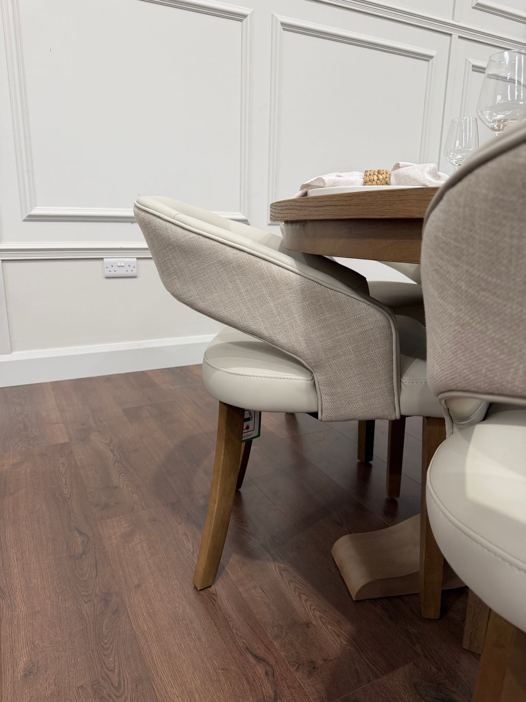 Westbury 1.55m round oak dining table with 6 Willow cream chairs - photo 4