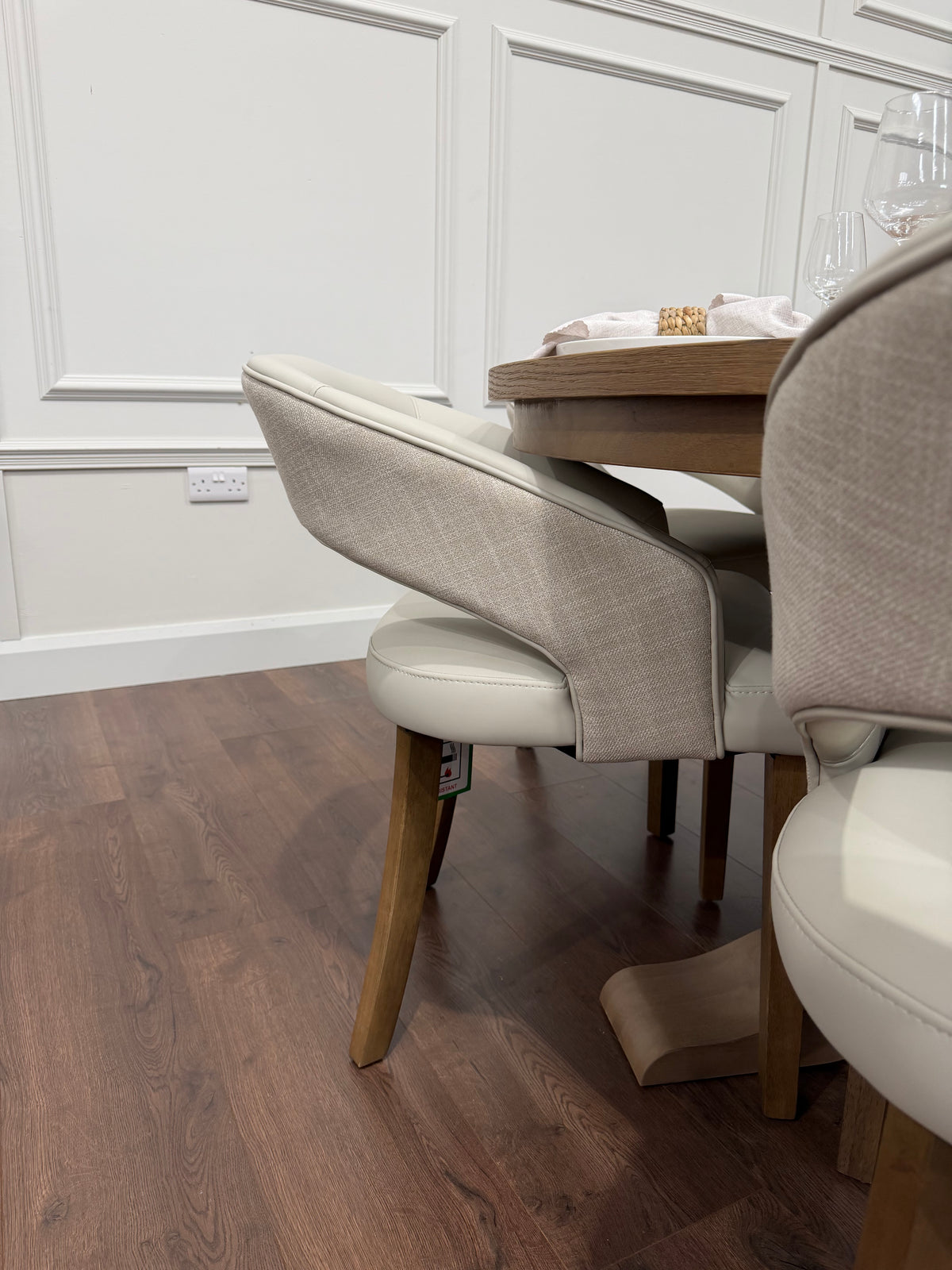 Westbury 1.55m round oak dining table with 6 Willow cream chairs - photo 4