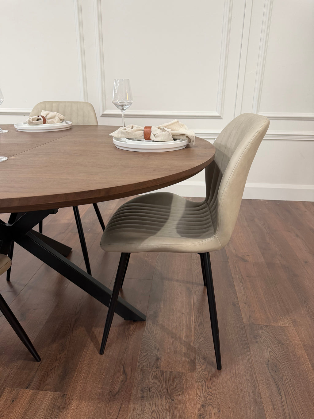 New York dark oak round extending dining table with 4 Lyra taupe PU chairs - photo 4
