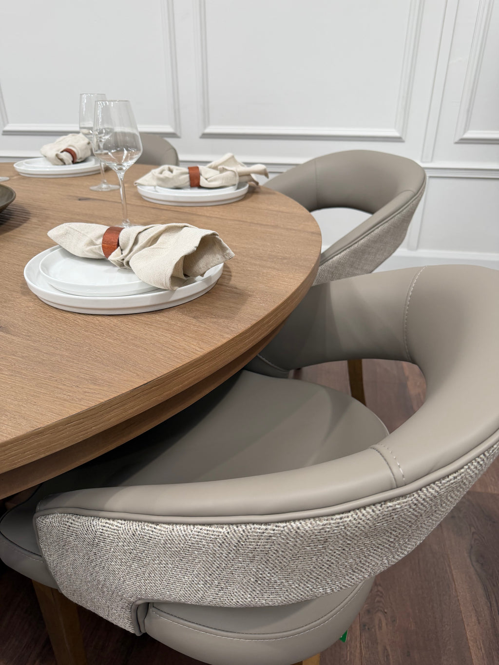 Westbury 1.55m round oak dining table with 6 Willow dark taupe chairs - photo 3
