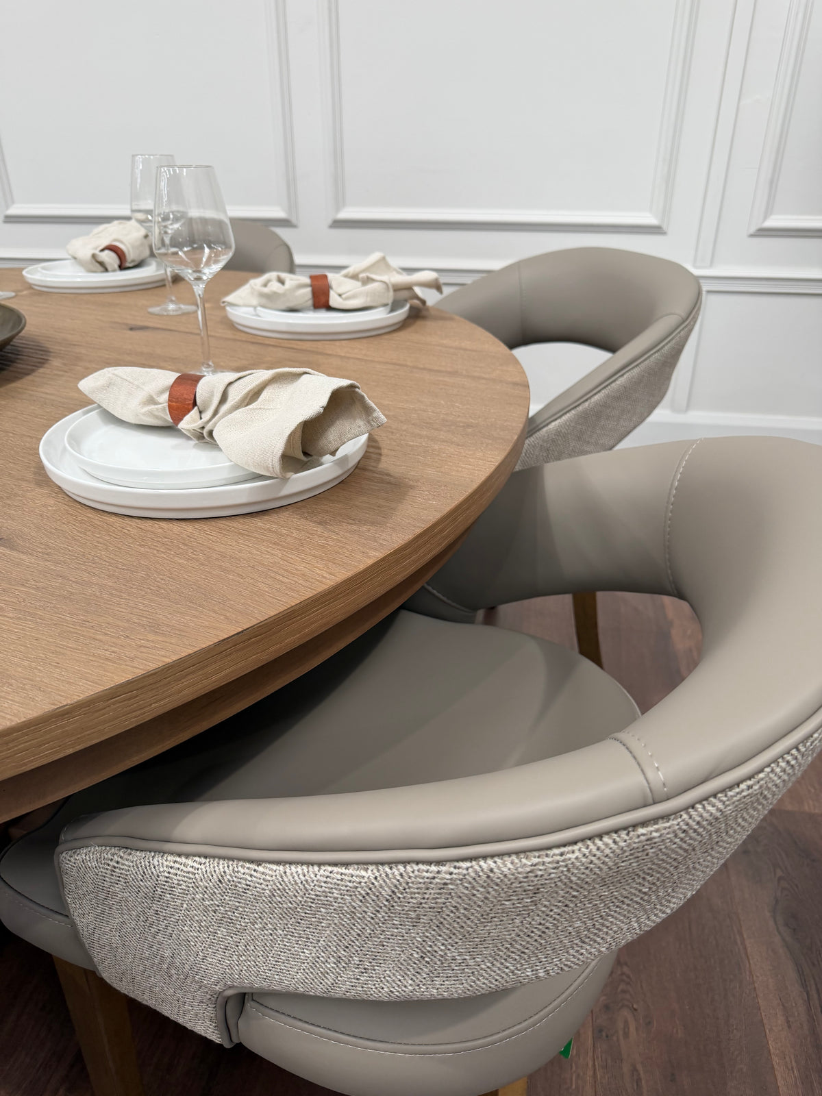 Westbury 1.55m round oak dining table with 6 Willow dark taupe chairs - photo 3