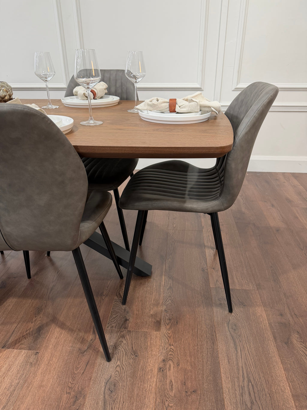 New York walnut extending dining table with 6 Lyra grey PU chairs - photo 6