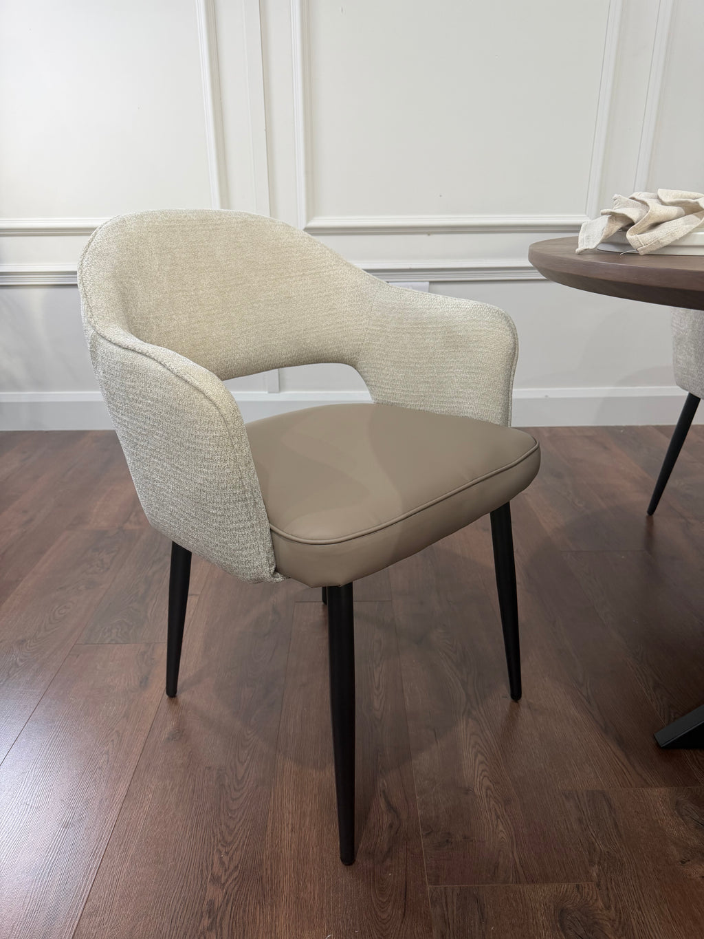 New York dark oak round extending dining table with 4 Maisie champagne beige and taupe chairs - photo 4