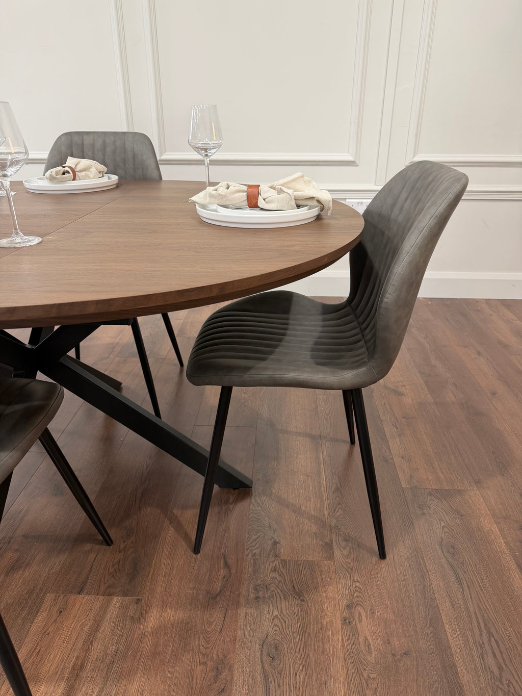New York dark oak round extending dining table with 4 Lyra grey PU chairs - photo 4