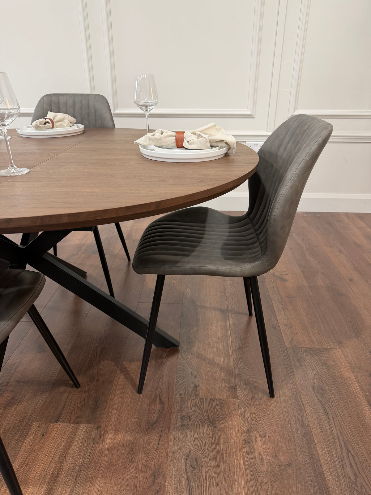 New York dark oak round extending dining table with 4 Lyra grey PU chairs - photo 4