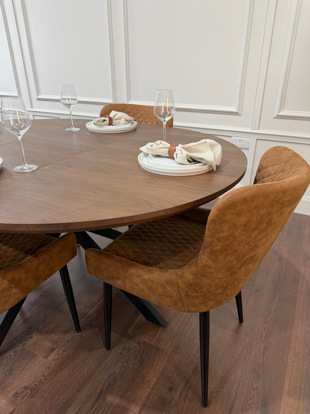 New York dark oak round extending dining table with 4 Diamond tan suede chairs - photo 4