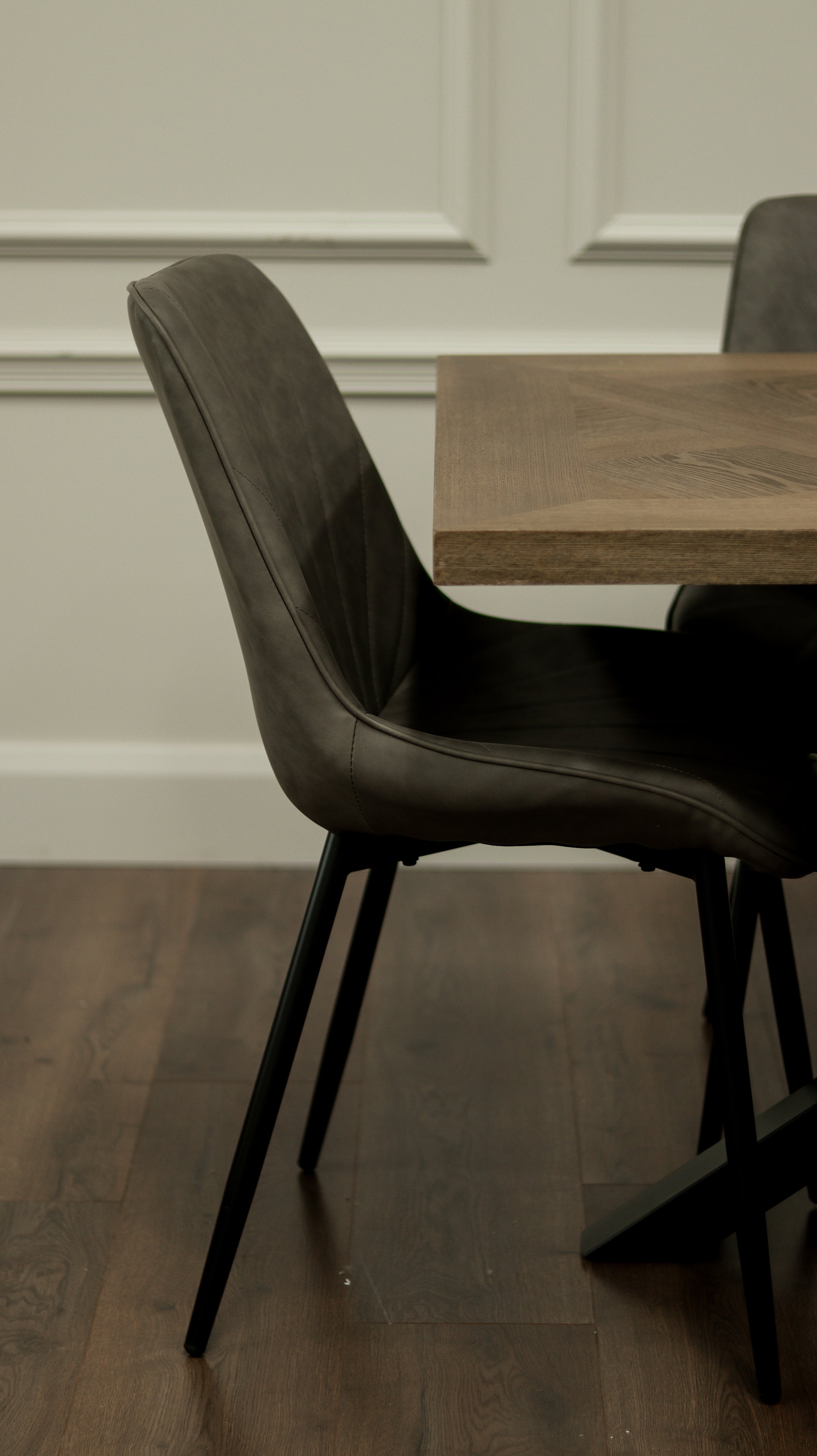 Hugo 1.6m Medium Oak Veneer+ 6 Tilly Grey PU Chairs