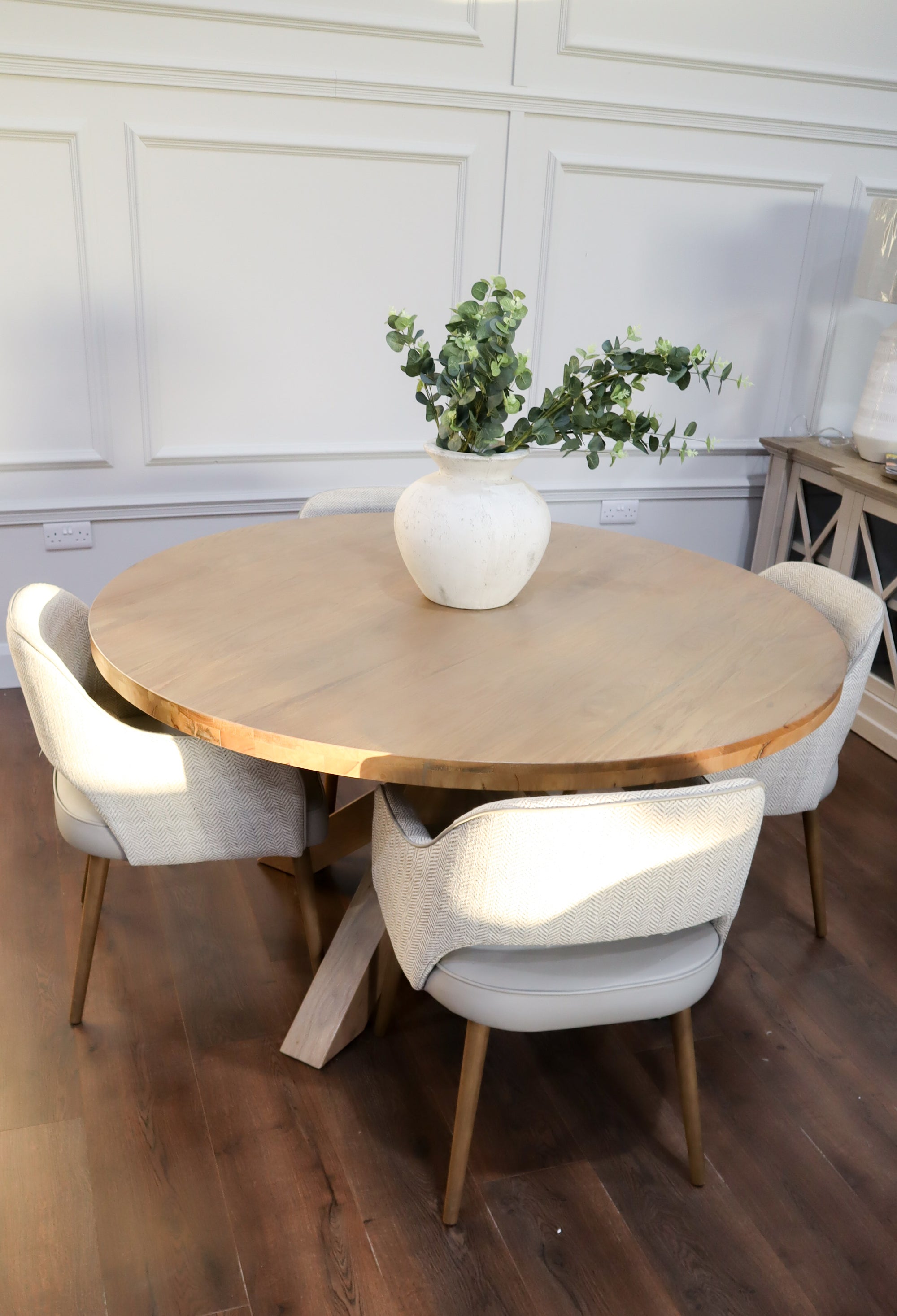 Parnell- 1.5m Round + 4 Pisa Chairs