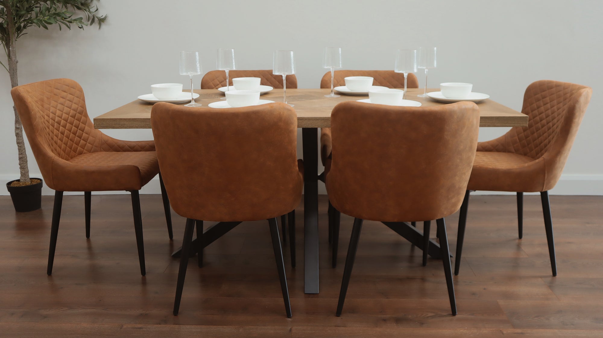 Hugo 1.6m Medium Oak Veneer+ 6 Diamond Tan Suede Chairs